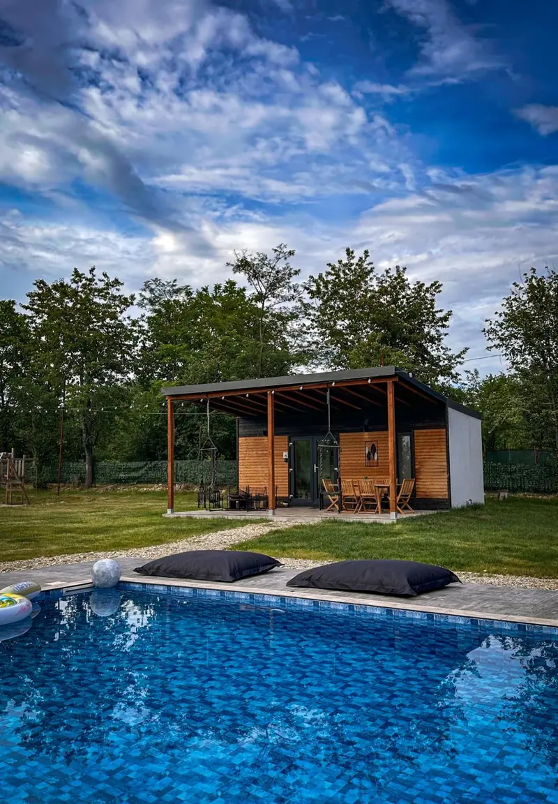 Piscina cu foișorul și pufurile din jur